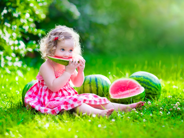 Маленькая девочка ест сладкий арбуз 