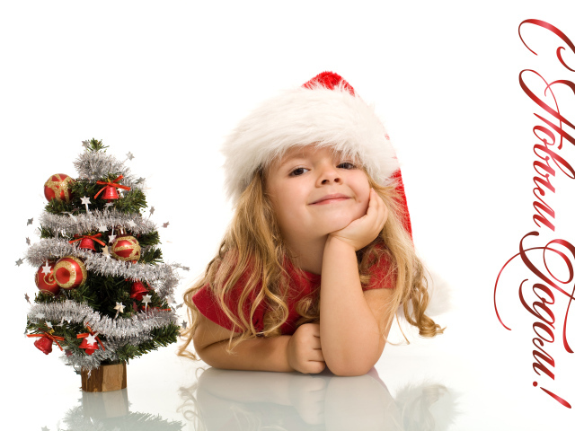 Маленькая девочка в новогоднем костюме на белом фоне