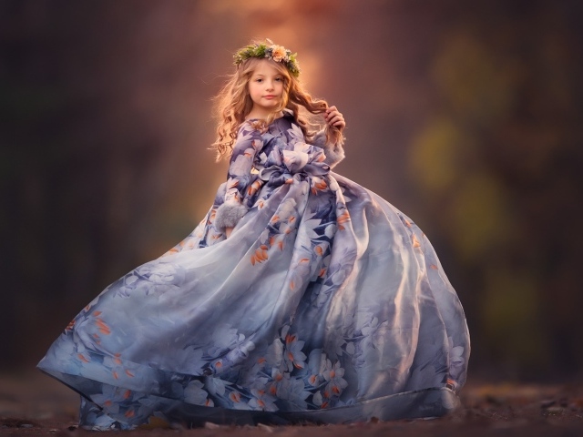 Маленькая девочка в красивом платье 
