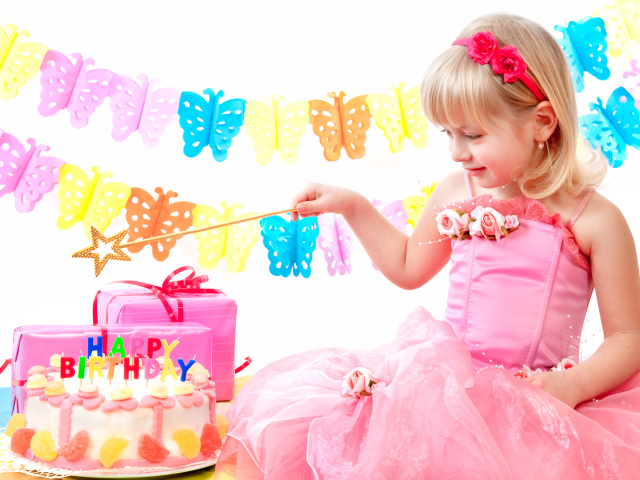 Маленькая девочка в розовом платье с тортом и подарками на День рождения