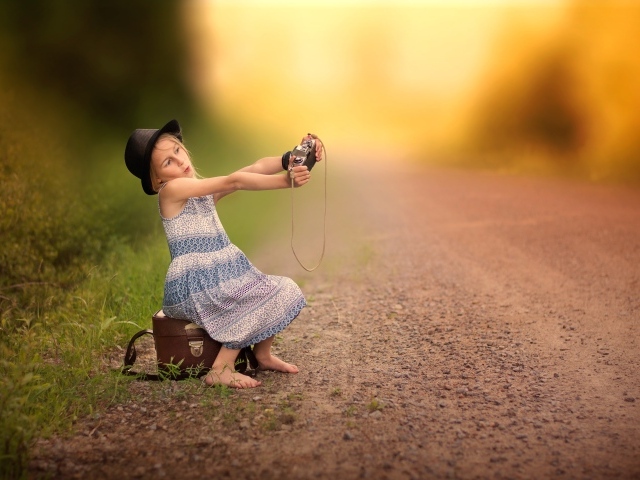 Маленькая девочка делает селфи на фотоаппарат