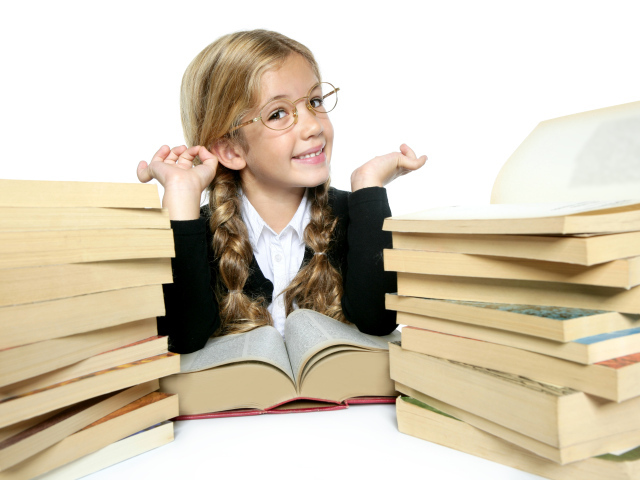 Маленькая девочка школьница в очках с книгами