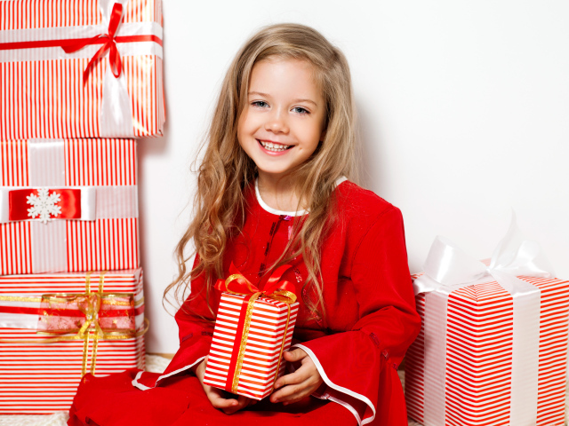 Маленькая девочка с новогодними подарками