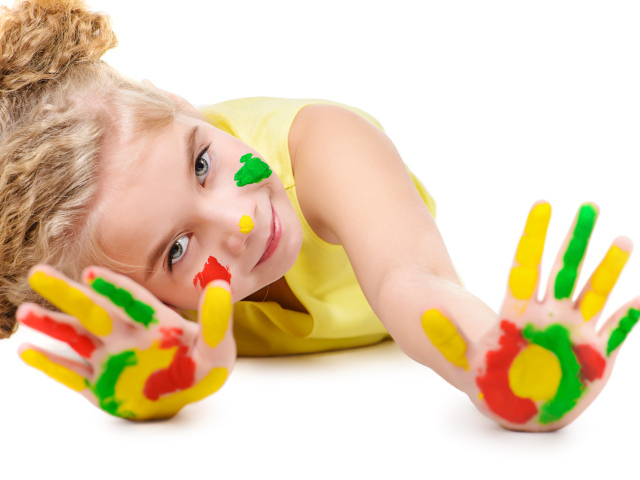 Маленькая девочка с руками в краске на белом фоне