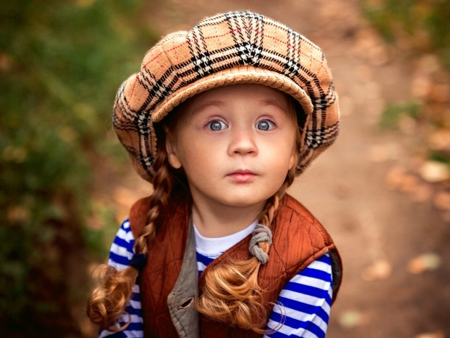 Маленькая рыжеволосая девочка в большой кепке