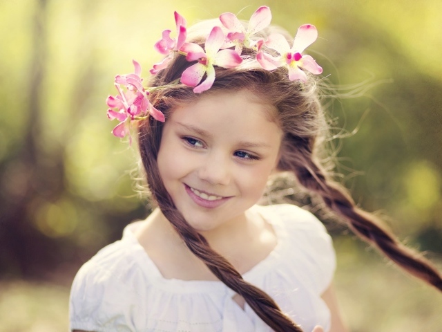 Милая голубоглазая девочка с косичками 