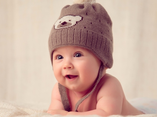 Улыбающийся младенец в шапке