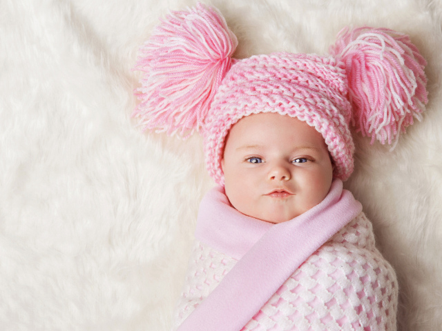 Милая малышка в красивой розовой шапке 