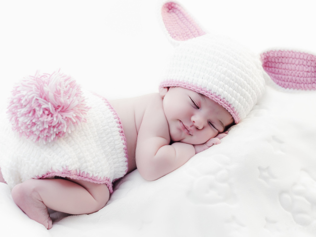 Милый спящий младенец в костюме зайца