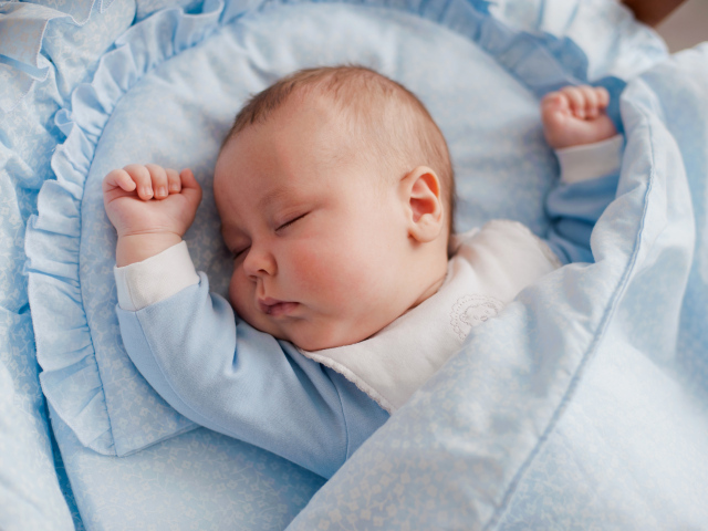 Спящий розовощекий младенец