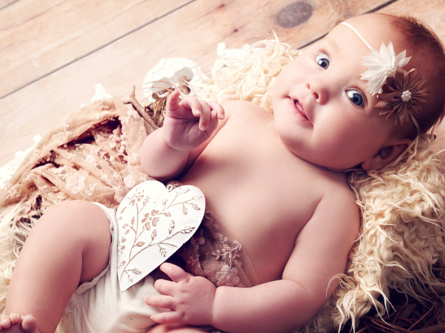 Грудной ребенок с бумажным сердцем