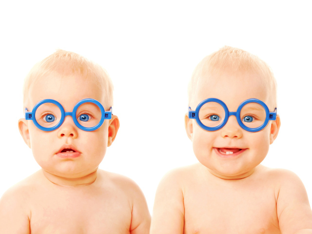 Два забавных младенца с синих очках на белом фоне