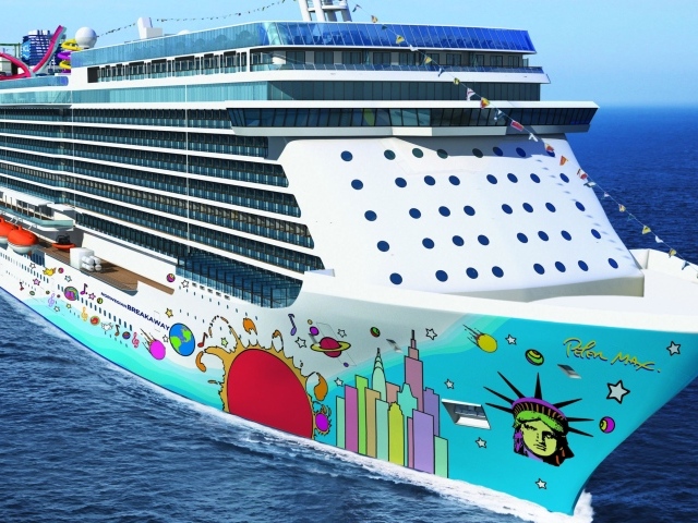 Большое круизное судно Norwegian Breakaway  в воде