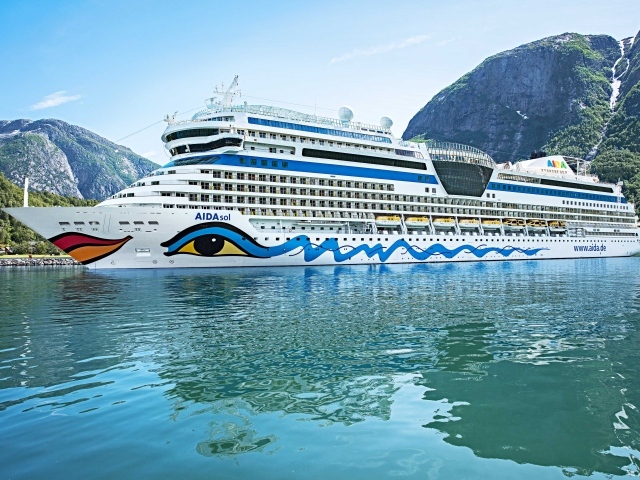 Круизное судно AIDAsol в воде