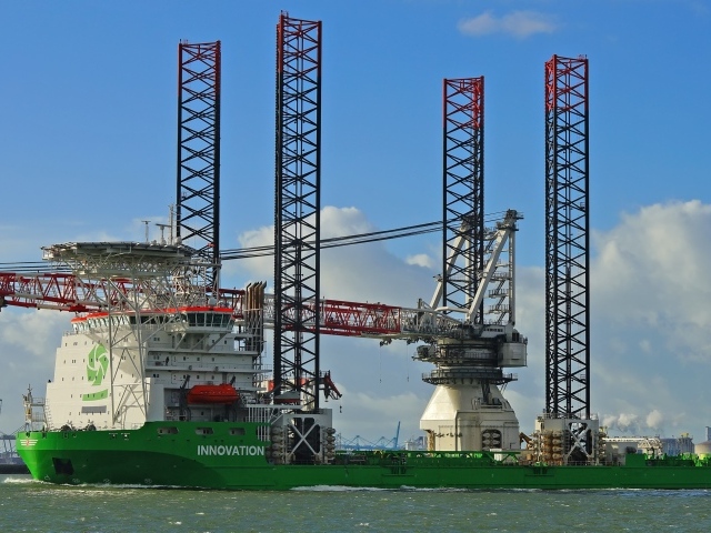 Большой плавучий кран на воде 