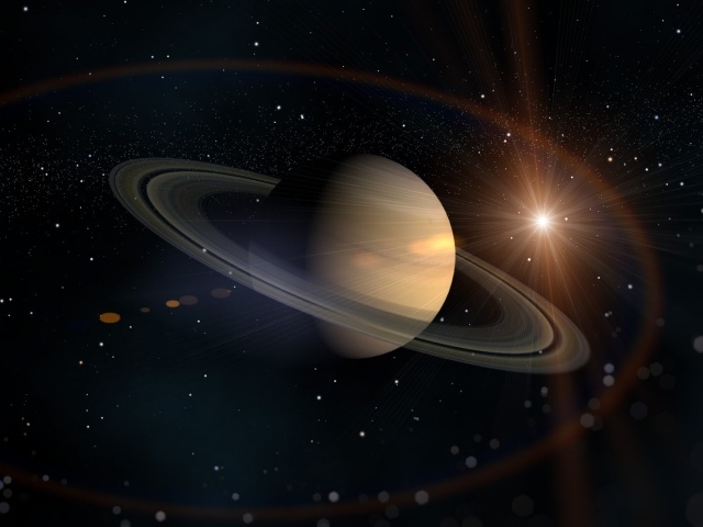 Планета Сатурн в лучах солнца 