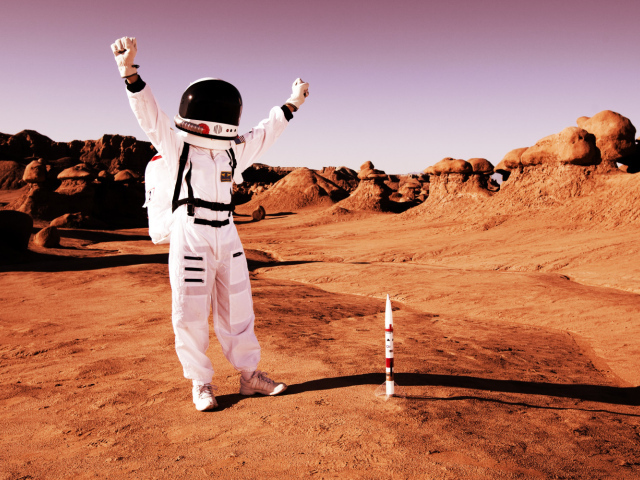 Космонавт радуется прилету на Марс 