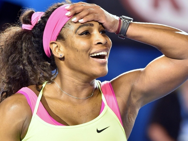 Спортсменка теннисистка Серена Уильямс радуется победе 
