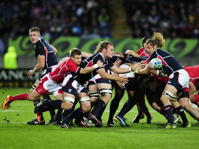 Борьба команд по регби на поле 