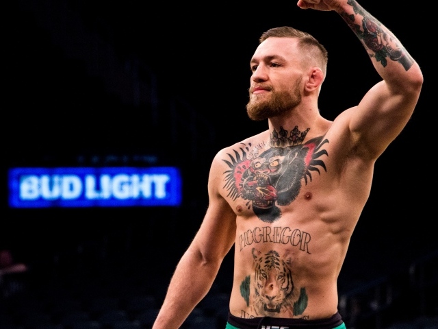 Мастер смешанных боевых искусств Конор Макгрегор радуется победе