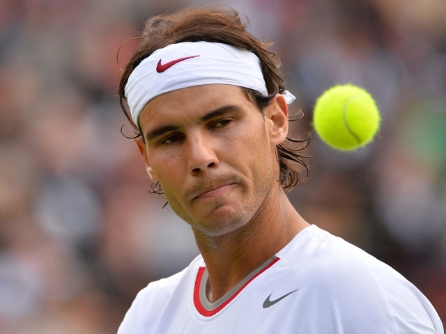 Испанский теннисист Рафаэль Надаль на корте 