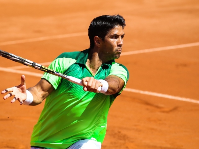 Теннисист Фернандо Вердаско с ракеткой на корте 