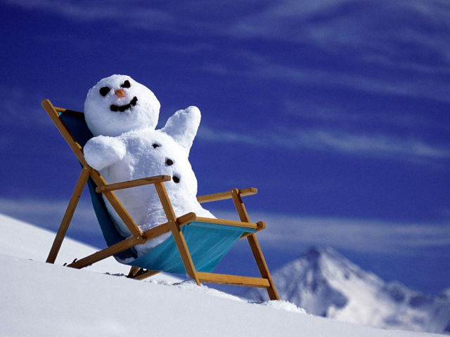 Снеговик в кресле на заснеженном склоне