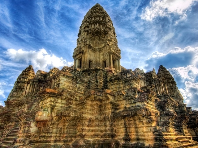 Ангкор Ват в Камбоджу на фоне голубого неба 