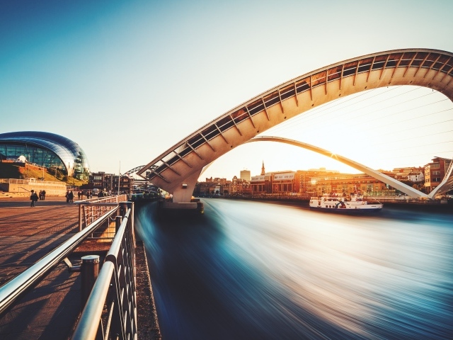 Арочный мост Миллениум город Гейтсхеде, Великобритания 