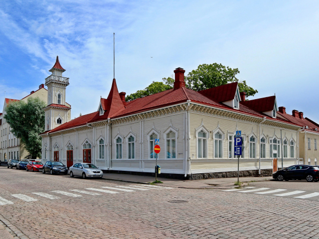 Красивое здание под красивым голубым небом в городе Котка, Финляндия