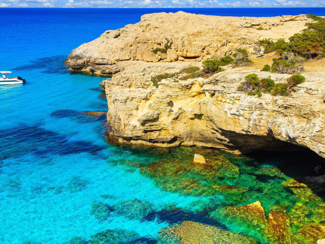 Кристальная вода и каменные пещеры мыса Греко,  Кипр 
