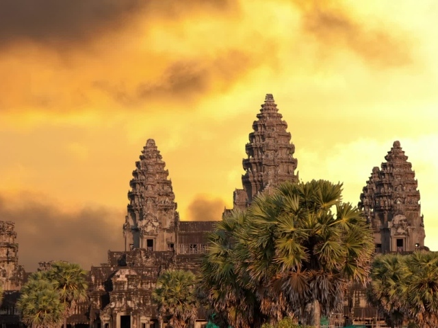 Древний храм Ангкор Ват башни на фоне заката 