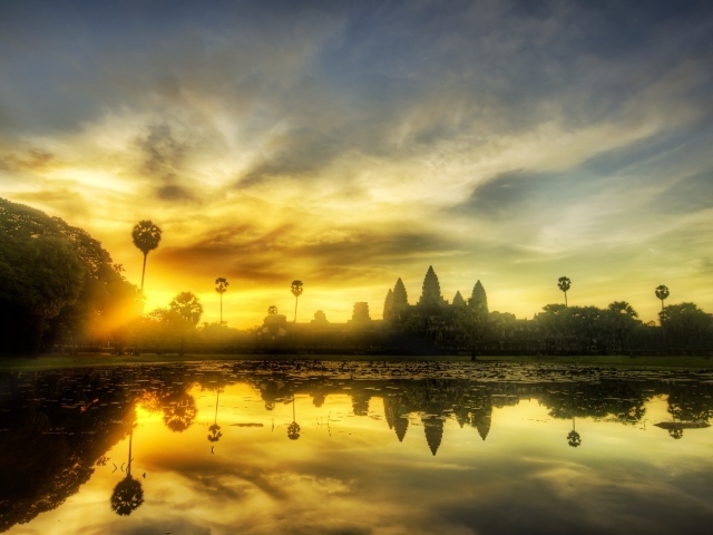 Храмовый комплекс Ангкор Ват на рассвете 