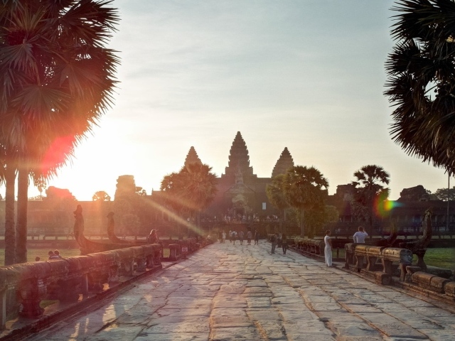 Аллея на закате у храмового комплекса Ангкор Ват в Камбодже 