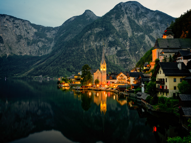 Вечерние огни деревни у гор, Халльштатт. Австрия 