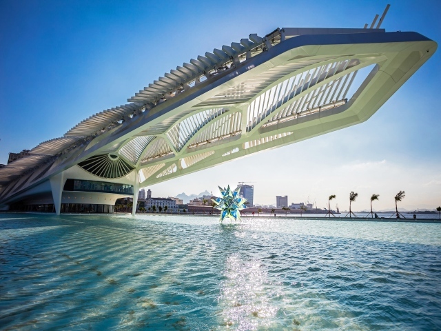 Необычная архитектура здания бассейна, Рио-Де-Жанейро