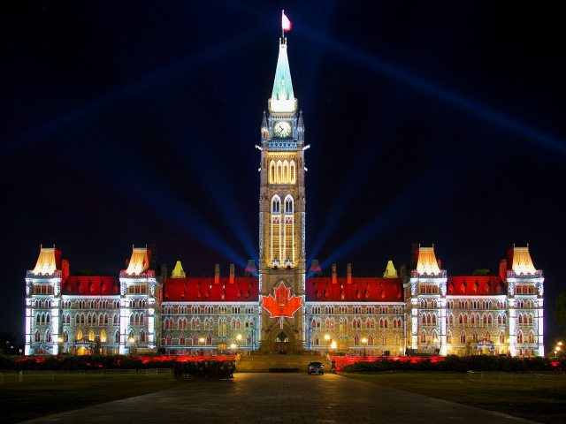Архитектурный комплекс Парламентский холм в свете ночных фонарей, Канада. 