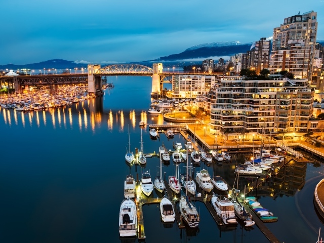 Лодки у причала на фоне ночных огней города Ванкувер, Канада