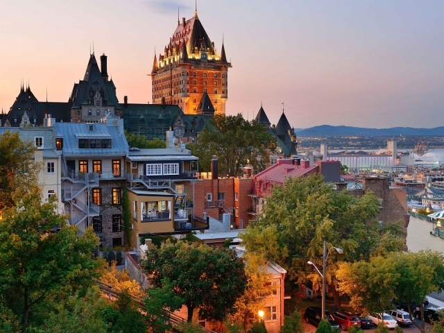 Красивый вид на провинциальный город Квебек,  Канада 