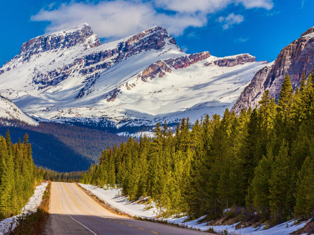 Дорога на фоне заснеженных гор, национальный парк Банф, Канада 