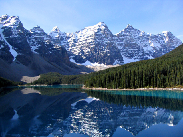 Заснеженные вершины гор и озеро в  национальном парке Банф, Канада 