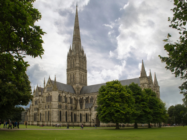 Старинный Солсберийский собор на фоне неба, Англия