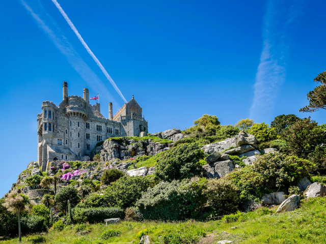 Замок St Michael's Mount на фоне голубого неба, Англия 