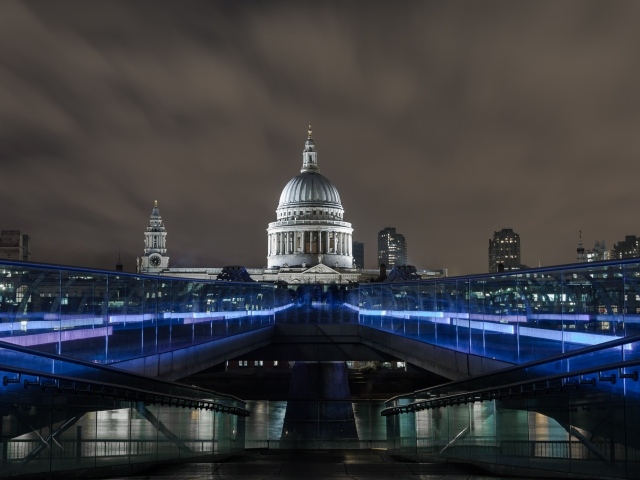 Мост Миллениум с подсветкой, Лондон. Англия 