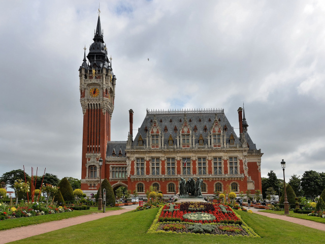 Красивый газон у отеля de Ville in Flemish, Франция