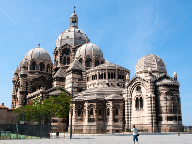 Кафедральный собор Марселя под голубым небом, Франция