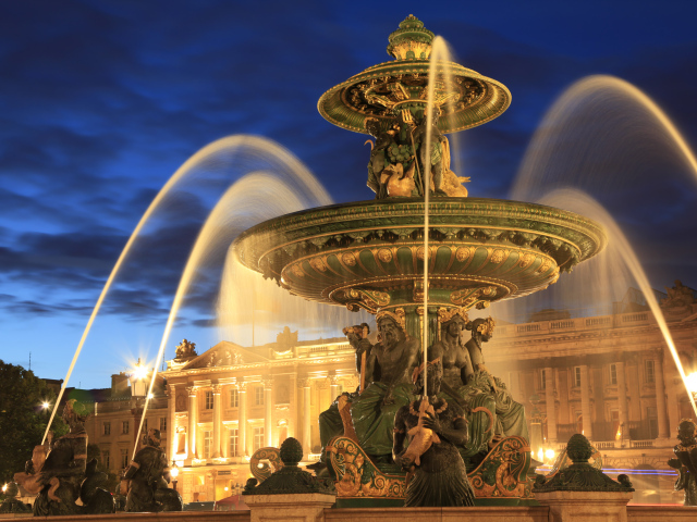 Фонтан на площади Согласия вечером,  Париж. Франция