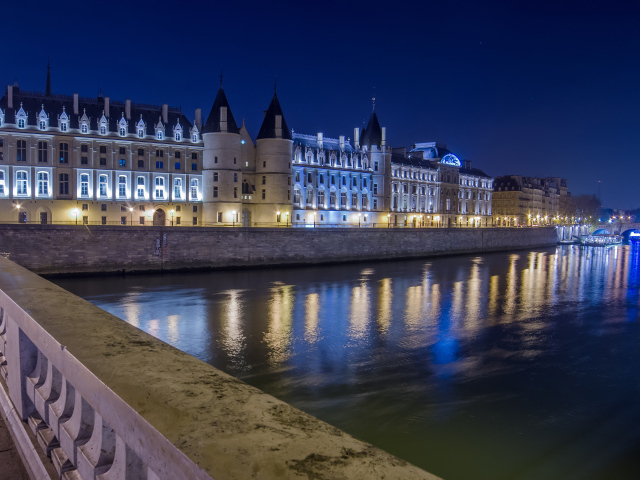 Ночные огни замка Консьержери в реке, Париж. Франция 