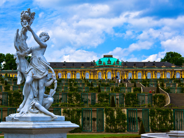 Скульптура у дворца Сан-Суси, Потсдам. Германия 