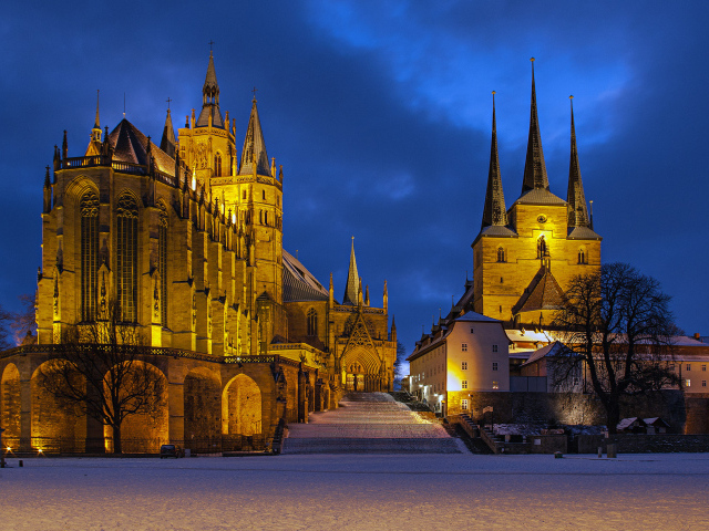 Католическая церковь в Эрфурте вечером, Германия 